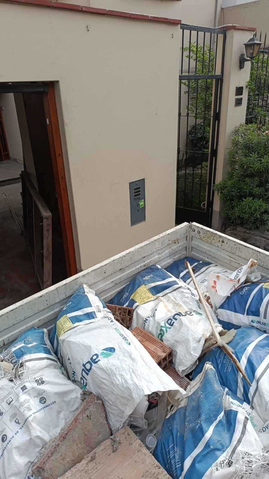Bolsas de desmonte listas para recojo en Jesús María, Lima
