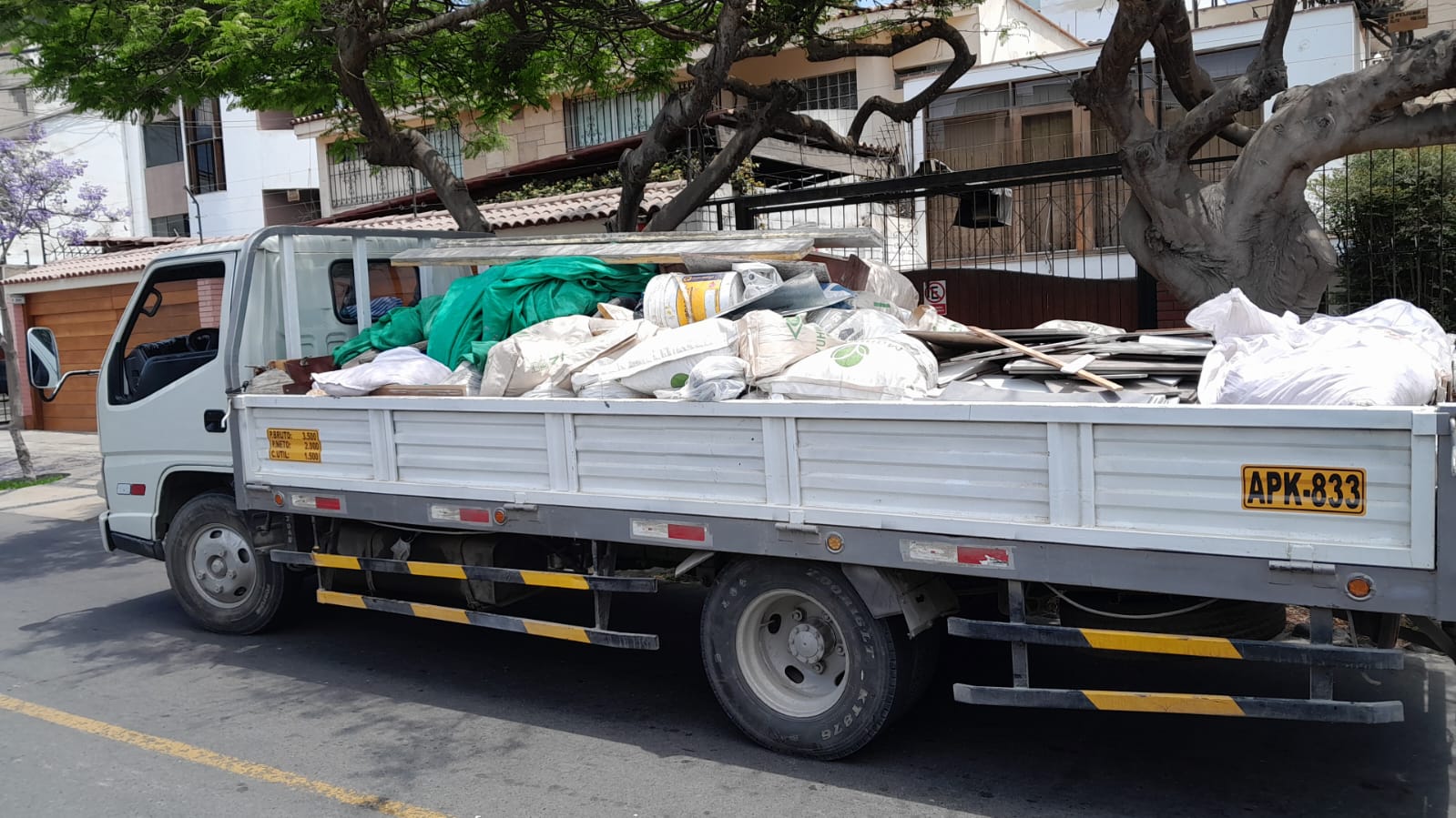 Camión realizando recojo y retiro de desmonte en Miraflores