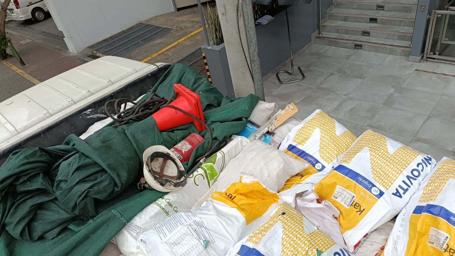 Bolsas de desmonte listas para recojo en Pueblo Libre, Lima