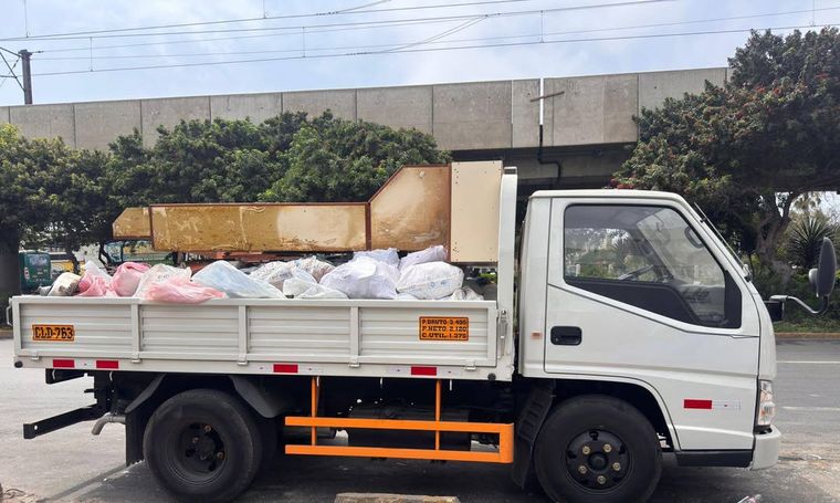 Carga de sacos de desmonte - Transportes Luchito
