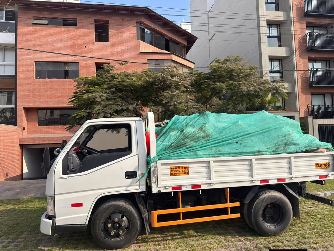 Camión lleno durante servicio de retiro de desmonte en San Borja
