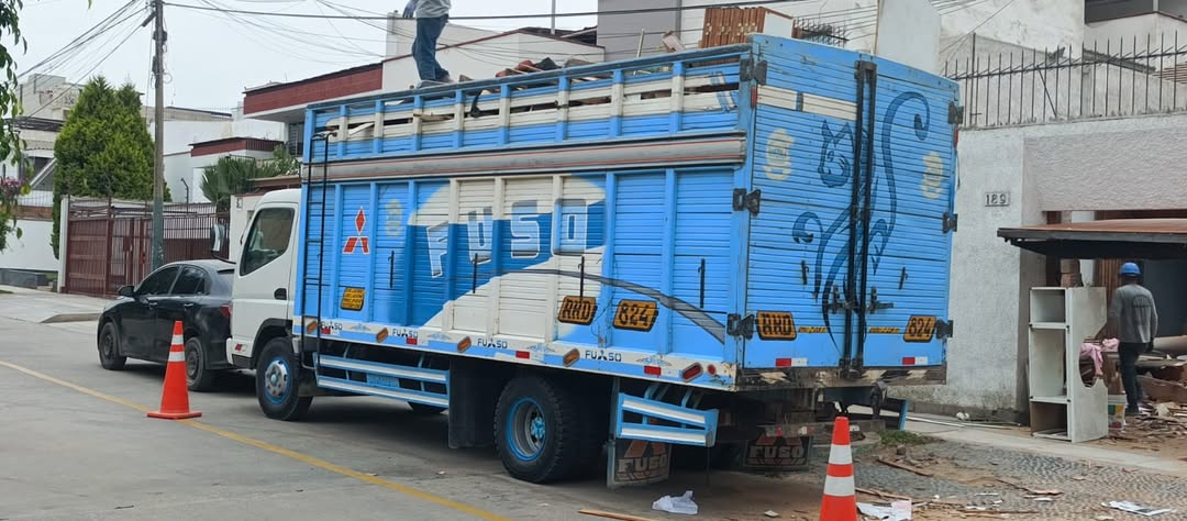 Camión de Transportes Luchito realizando retiro de desmonte en San Borja