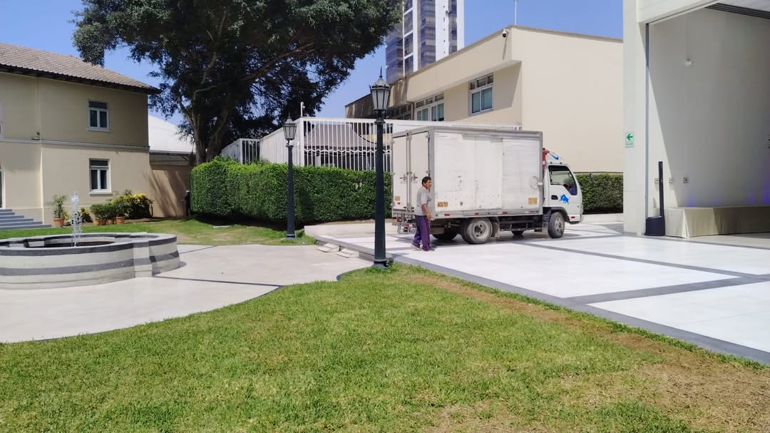 Camión realizando eliminación de desmonte en San Isidro