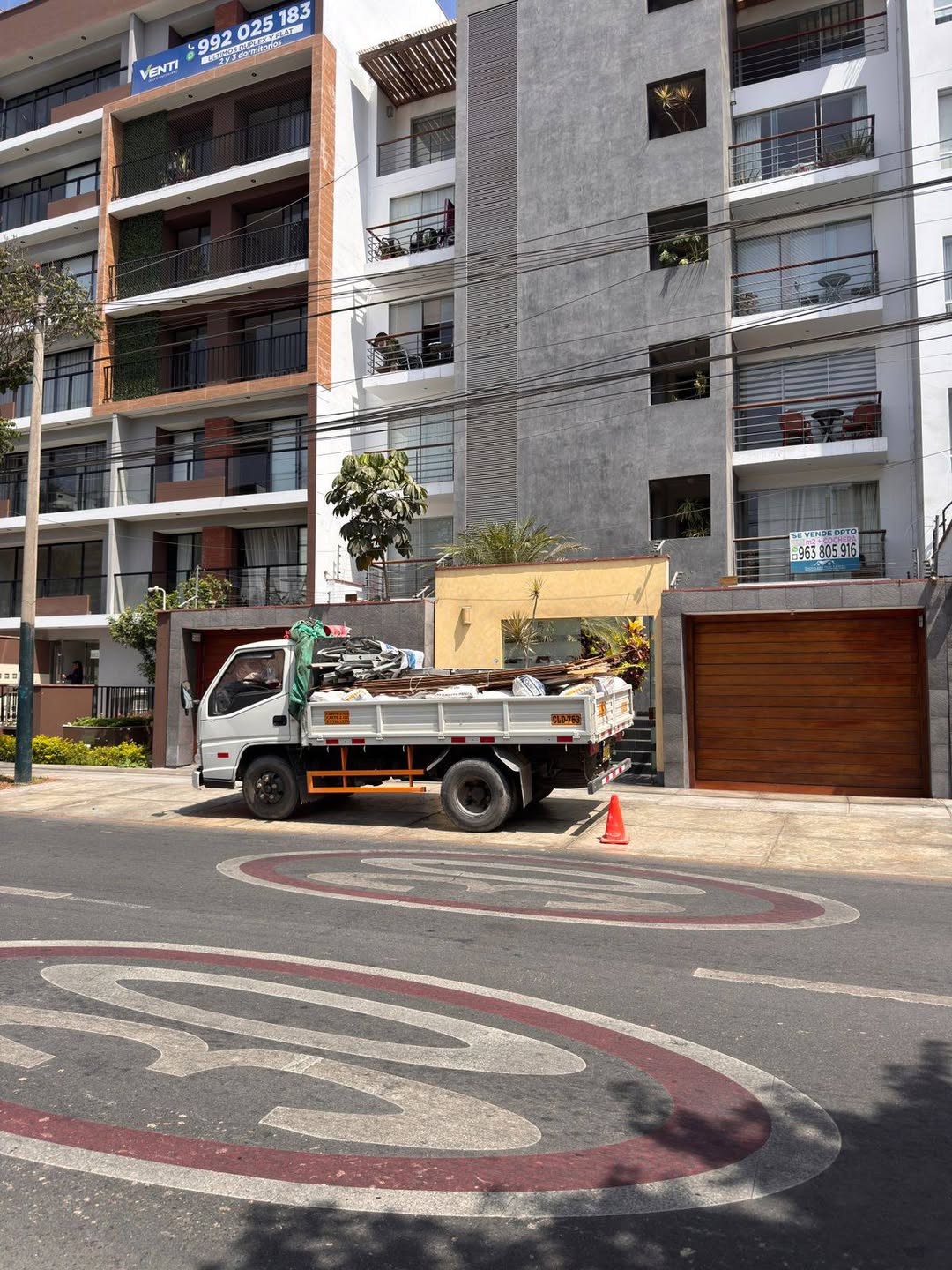 Camión realizando retiro de desmonte en Santiago de Surco