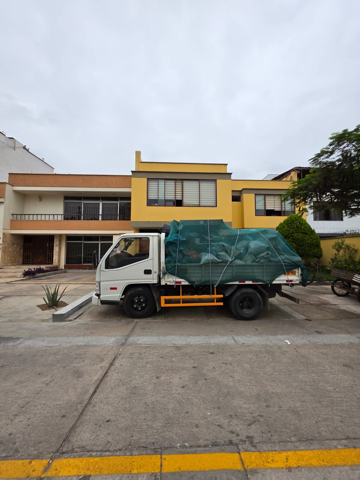 Camión realizando recojo de desmonte en Surquillo
